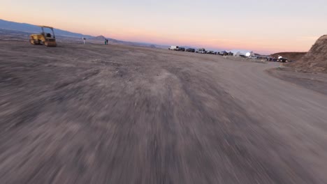 fpv vuelo bajo sobre árido camino de grava, desierto de mojave, vegas