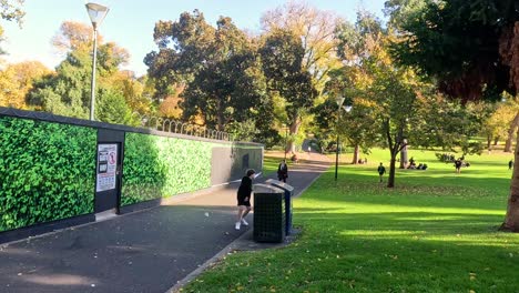 personas caminando en un parque de melbourne