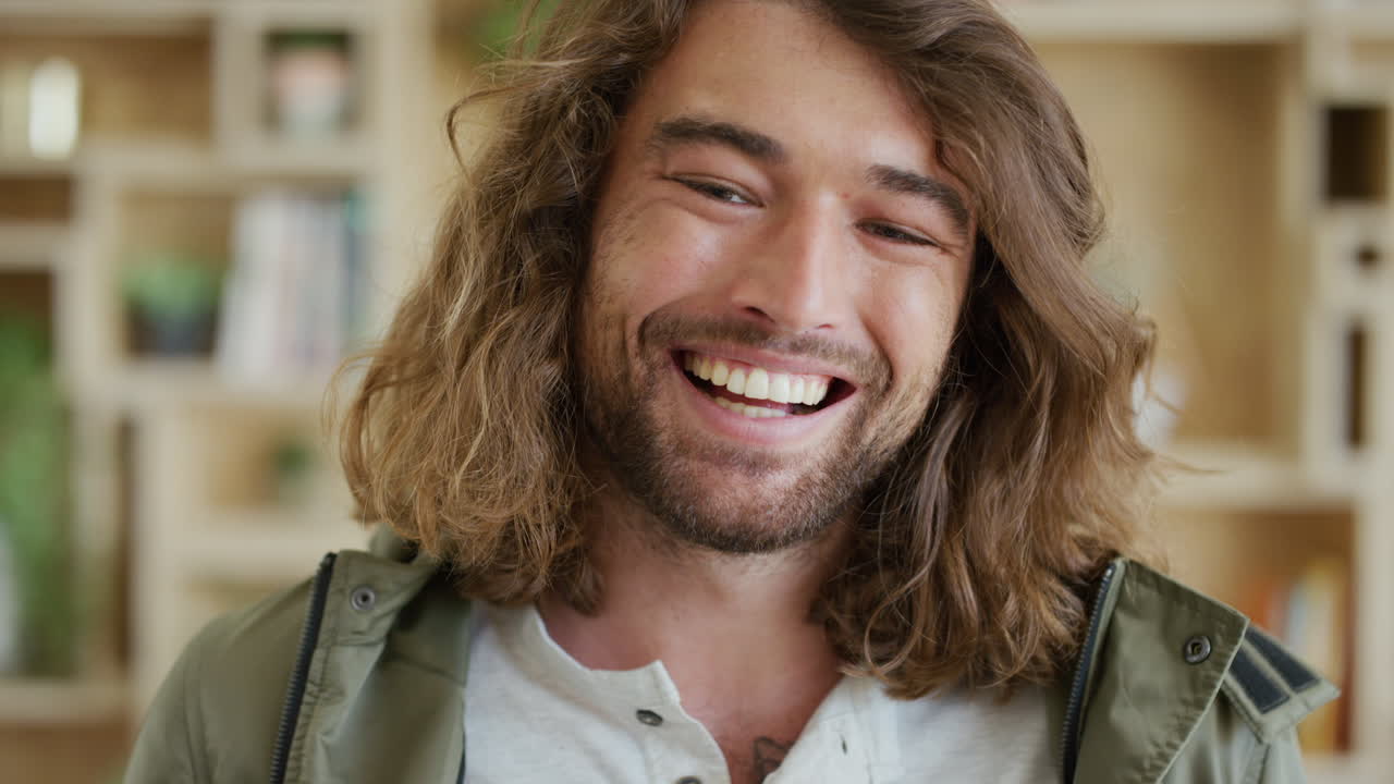 hombre feliz, cara y sonrisa mientras se ríe de gracioso