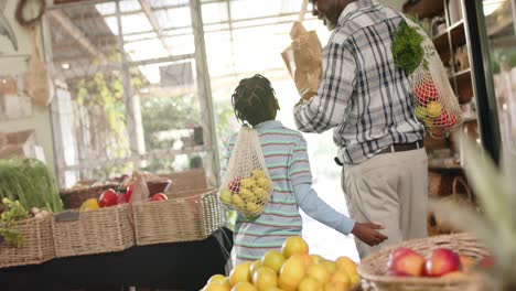 Feliz-Abuelo-Y-Nieto-Afroamericano-Mayor-Comprando-En-Una-Tienda-De-Alimentos-Saludables,-En-Cámara-Lenta