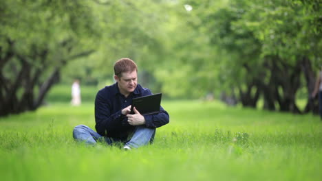 Empresario-Trabajando-En-El-Parque