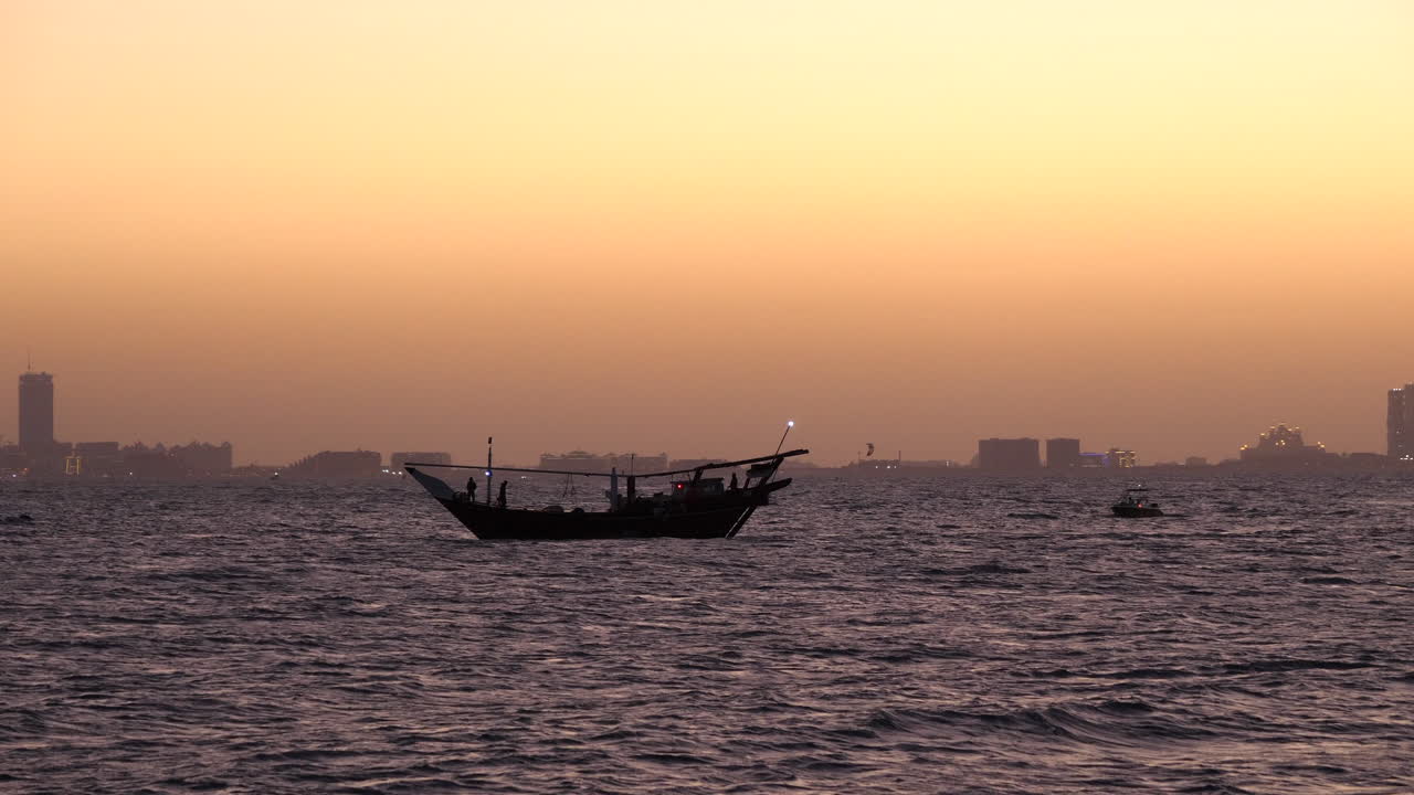 dhow árabe tradicional en el mar, fondo palm jumeirah dubai
