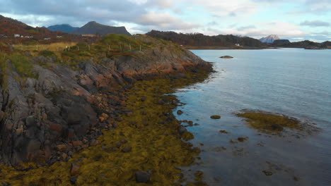 Drone-Orbita-Alrededor-De-La-Costa-En-Noruega