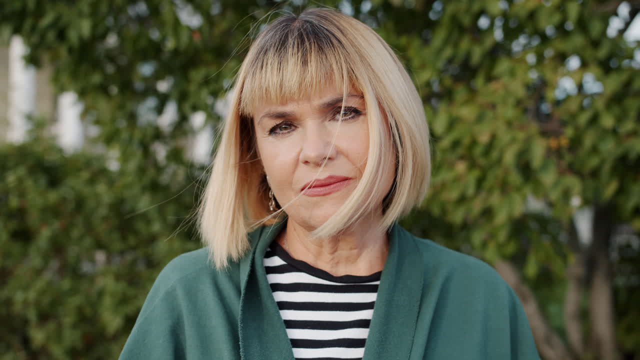 야외 에 있는 여자 의 초상화