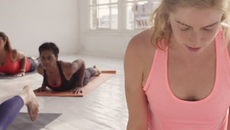clase de yoga grupo multirracial de mujeres que hacen ejercicio físico estilo de vida saludable