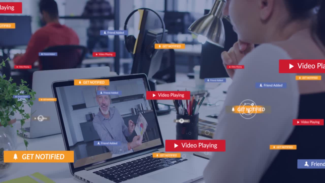사무실에서 노트북으로 비디오 통화를 하는 백인 여성에 대한 소셜 미디어 아이콘의 애니메이션