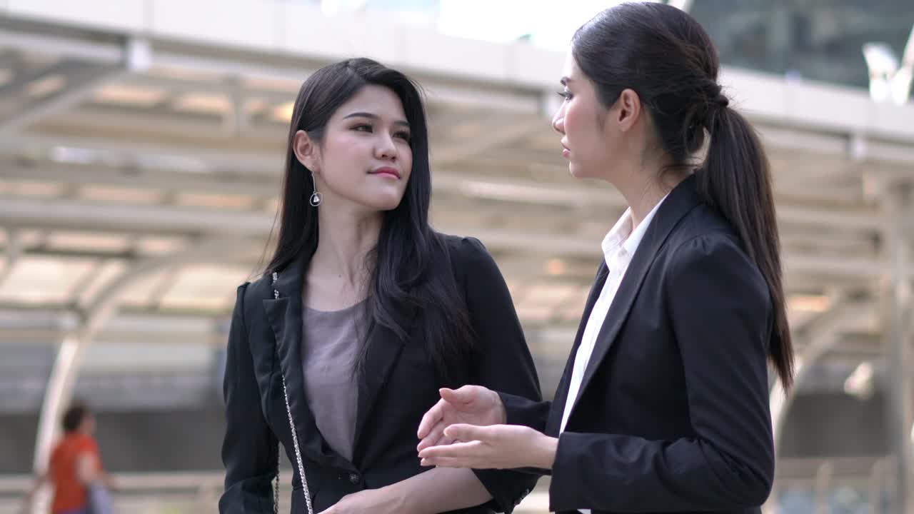 스마트 폰을 들고 이야기하는 비즈니스 여성 프로젝트를 함께 논의합니다. 프로젝트 관리 개념, 비즈니스 회의, 전략 및 기술.