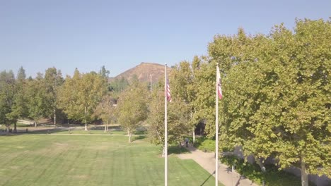 banderas americanas en el poste soplando en el viento