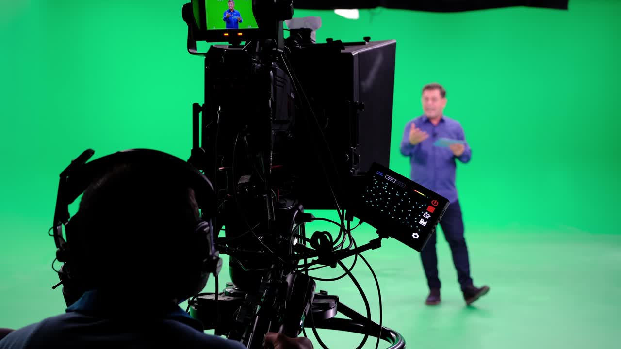 directores trabajando entre bastidores en el estudio de la caja verde