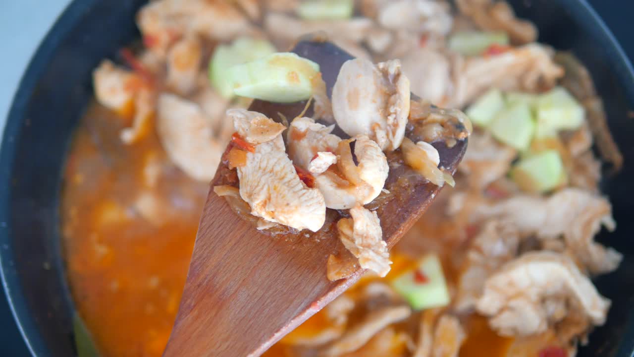 zucchini와 함께 고기 김