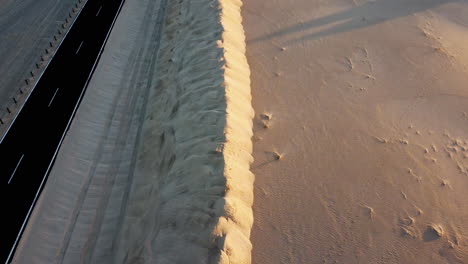 drone, playa de fuerteventura dunas junto a la carretera, dunas de corralejo, isla canaria