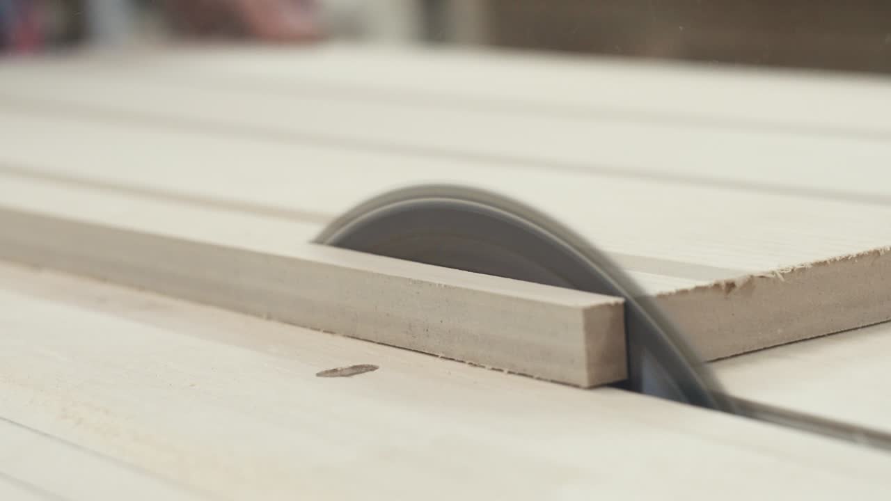 mesa de trabajo de sierra circular cortando madera en taller de carpintería de cerca