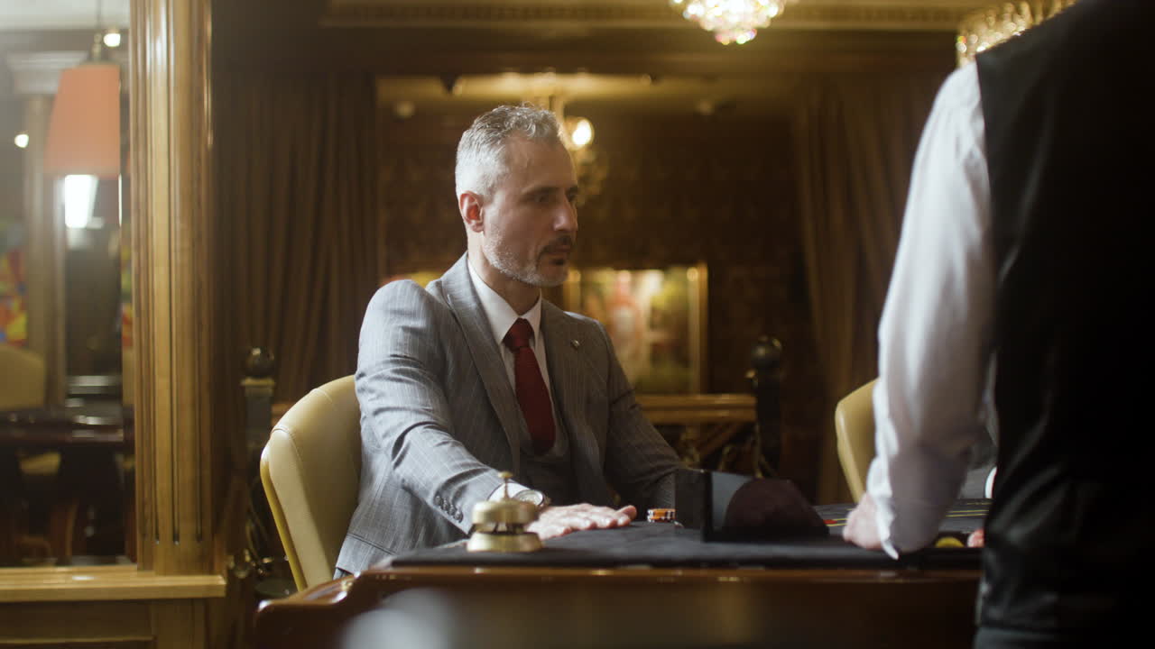 한 잔 더 달라고 하는 남자.