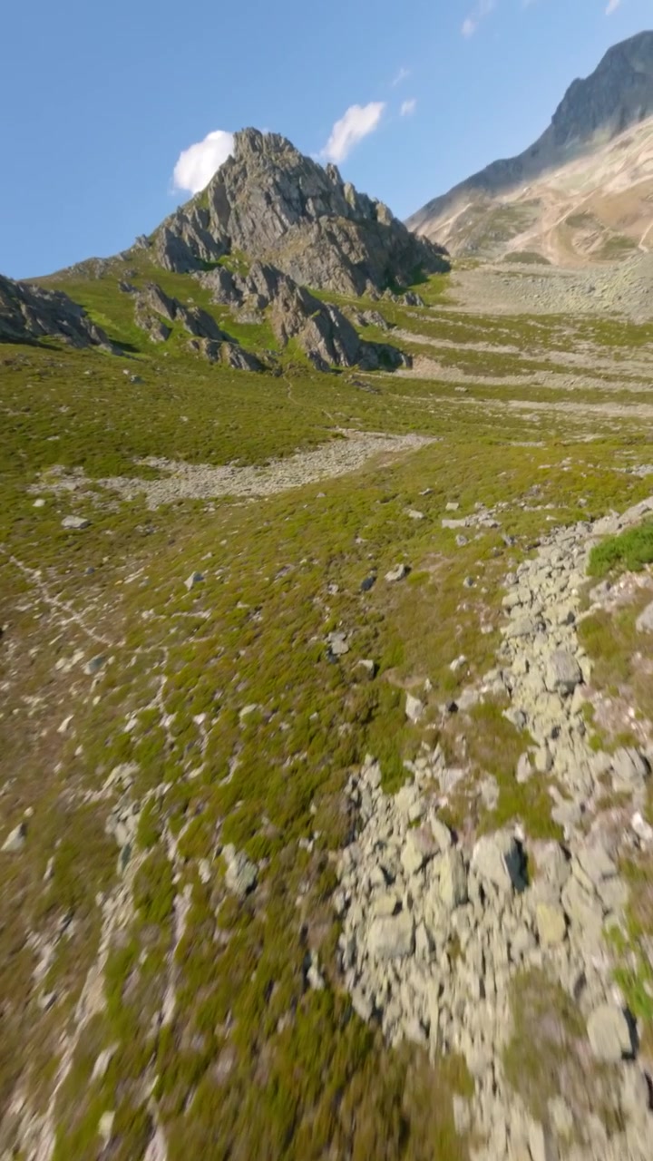 Splendide riprese video verticali da drone che si librano sopra le aspre cime cantabriche di Puerto San Isidro nelle Asturie, Spagna. Rocce frastagliate e un'ampia, coinvolgente prospettiva aerea.