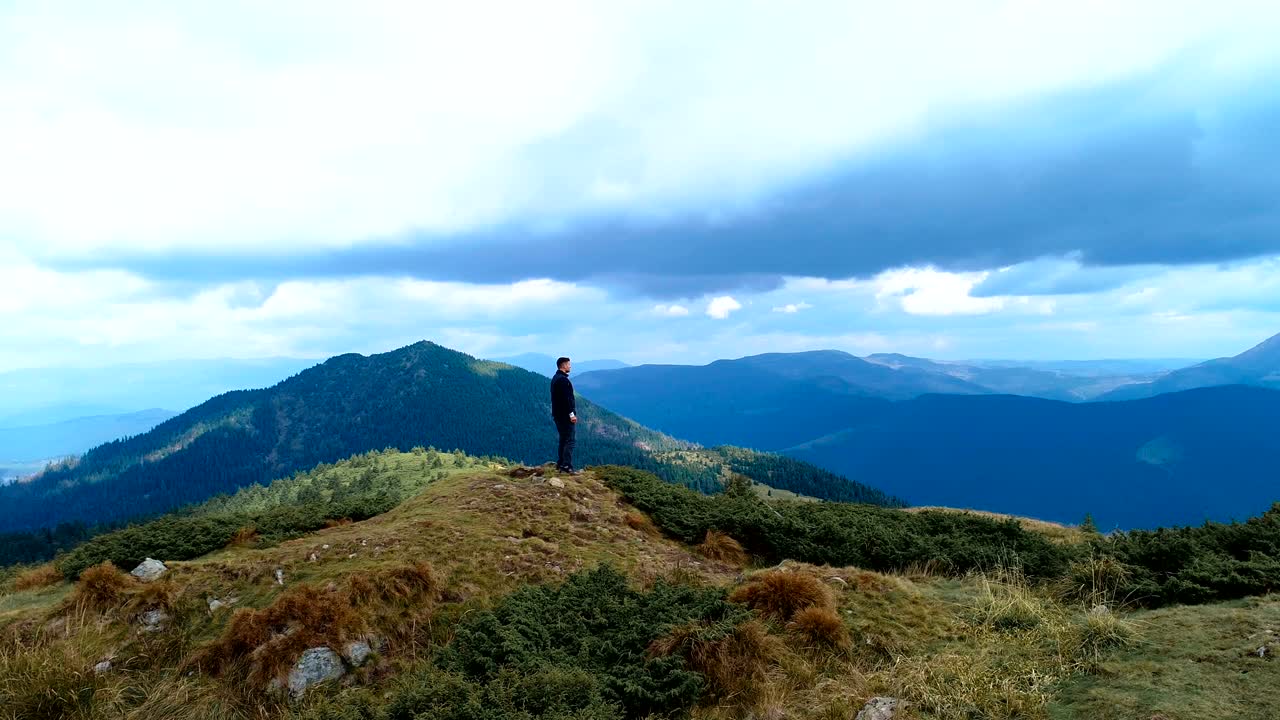 아름다운 풍경으로 산 꼭대기에 서 있는 행복한 사람