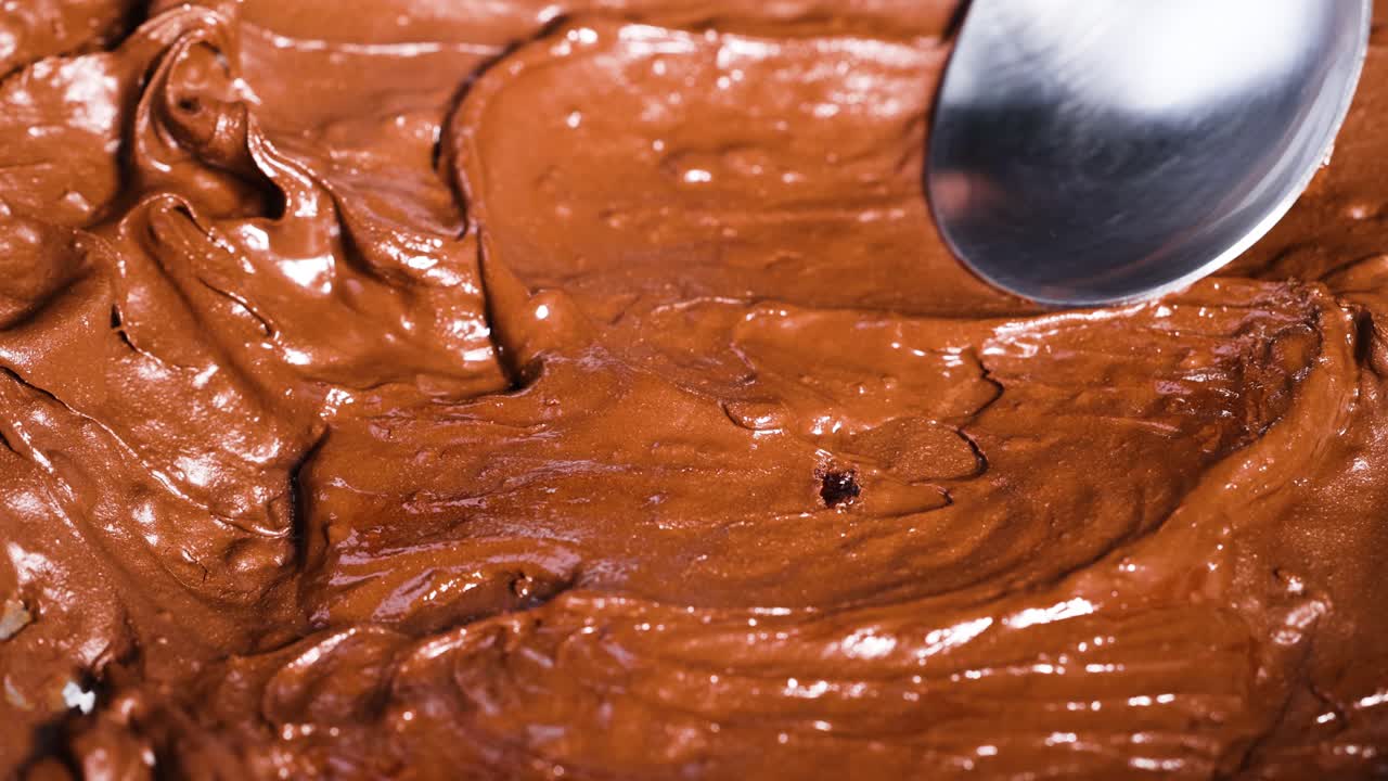 cuchara agita suavemente la rica mezcla de chocolate
