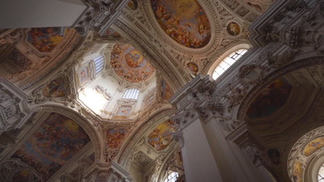 Detalles-Del-Magnífico-Interior-De-St.