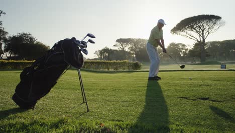 Golfer-playing-golf