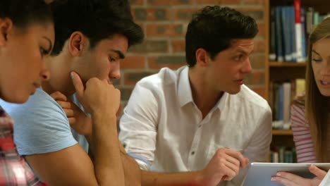 compañeros de clase estudiando juntos en la biblioteca