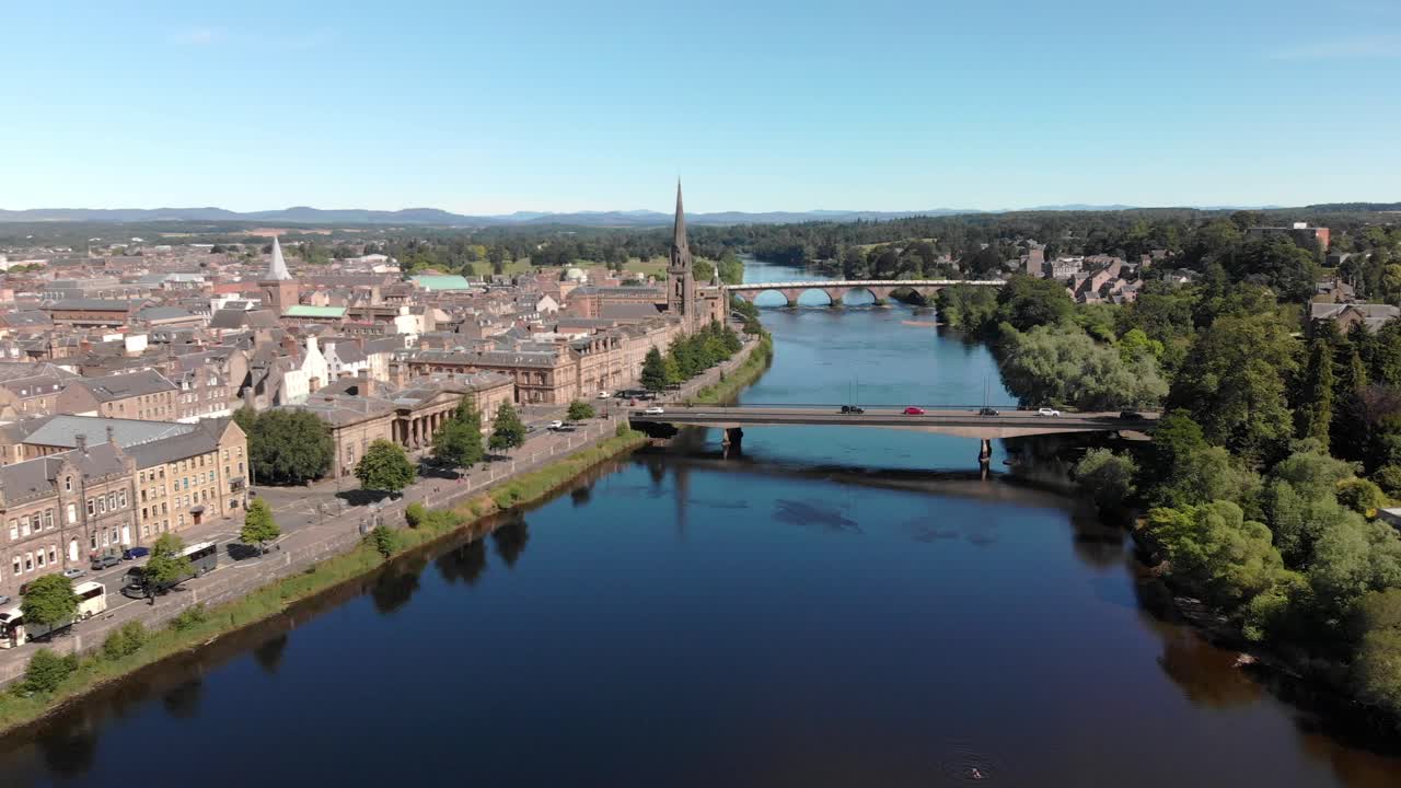 vista aérea de perth y el río tay en escocia durante una hermosa mañana de verano con cielo azul