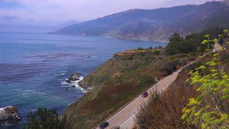 Un-Alto-ángulo-De-Vista-De-Los-Automóviles-Que-Circulan-Por-La-Autopista-Uno-De-California