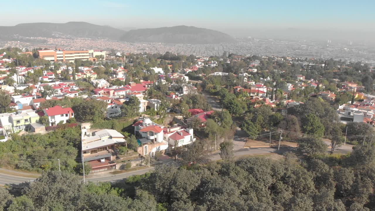 드론 샷, 주거 지역의 집을 확대