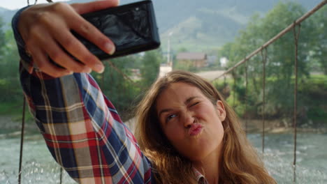 Mujer-Turista-Tomando-Selfie-Usando-Teléfono-Móvil-En-El-Fondo-De-La-Naturaleza-De-Las-Montañas.