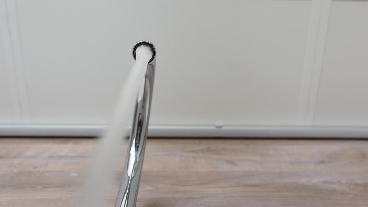 agua que fluye de un grifo de cromo