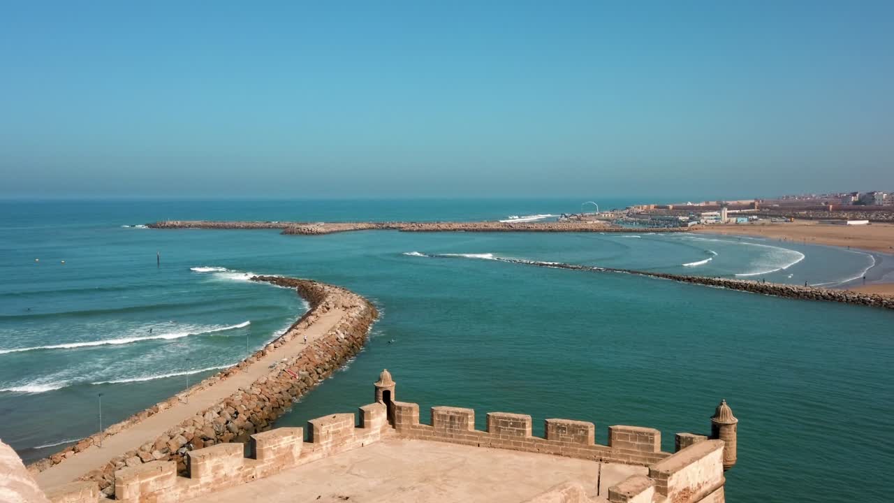 la costa de sale medina y las playas de arena a lo largo del océano atlántico desde el punto de observación de ouyadas en rabat, marruecos