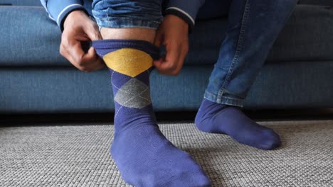 hombre vistiendo calcetines y vaqueros