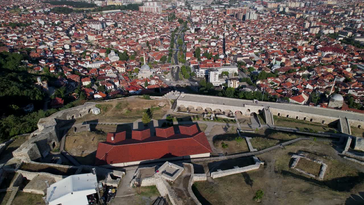 Volando sulla splendida città di Prizren, rivelando un antico castello con mura in pietra su una collina.