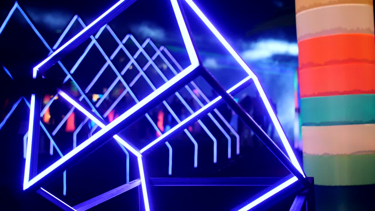 formas brillantes de neón abstractas como la decoración del club nocturno al aire libre.