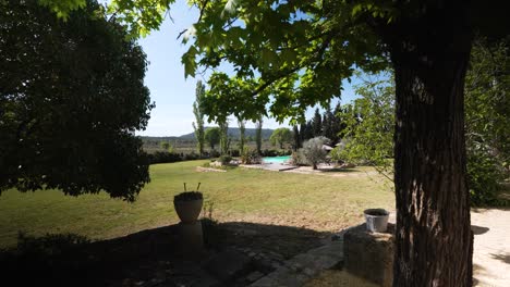 disparo lento que revela un hermoso jardín trasero con una piscina en una villa en nimes