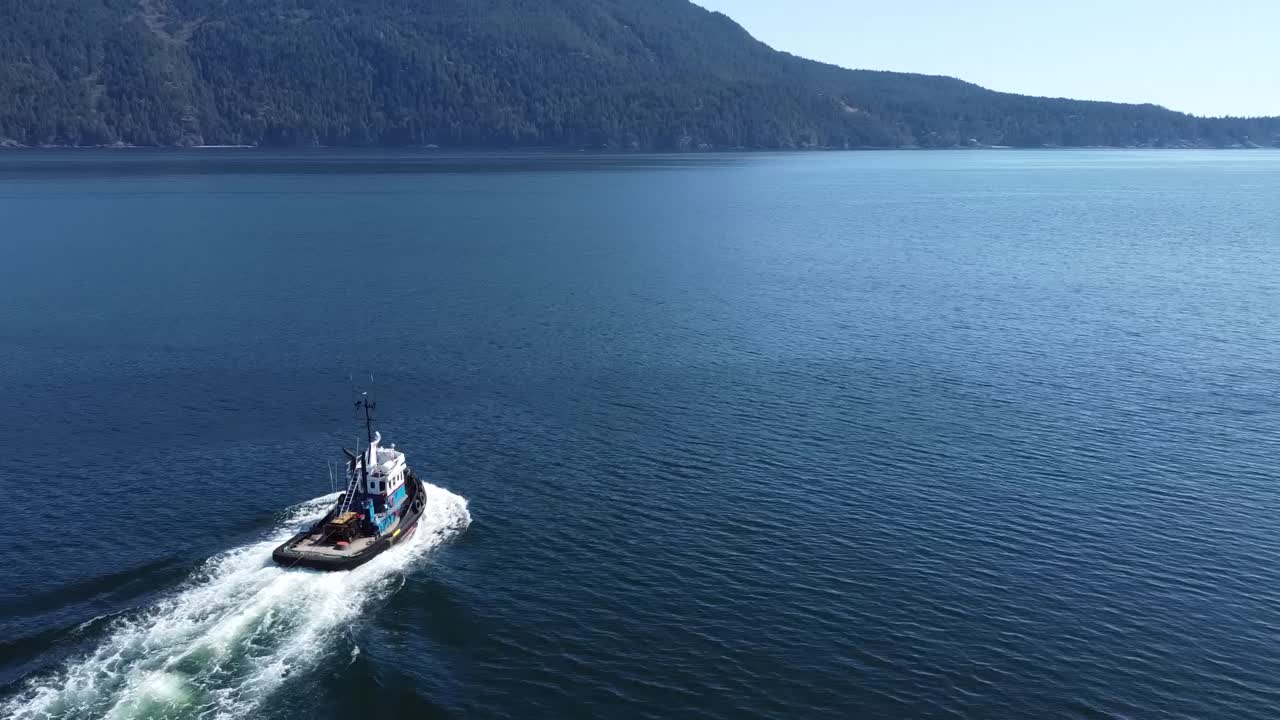 Rimorchiatore che naviga attraverso Howe Sound.