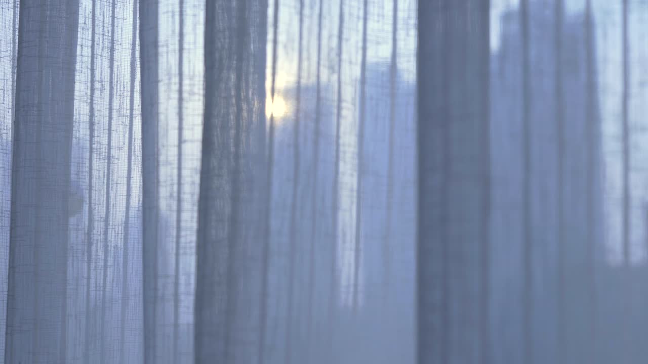 커튼을 통해 건물과 도시 라인 태양 플레어 햇빛