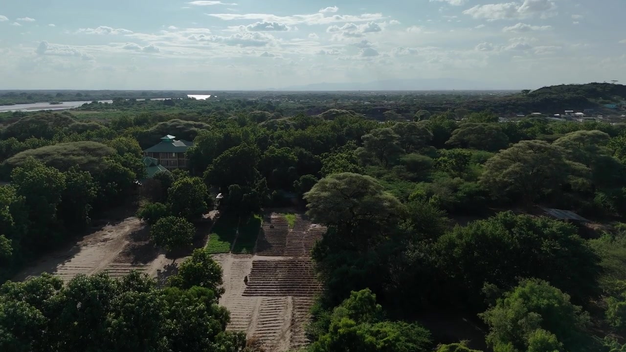 Oasi verde a Lodwar, Contea di Turkana, Kenya, con alberi e vegetazione fitta che spiccano contro il paesaggio arido settentrionale