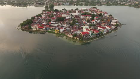 Wide-View-Of-Isla-De-Flores-El-Petén-Flores-Island-In-Guatemala,-Aerial