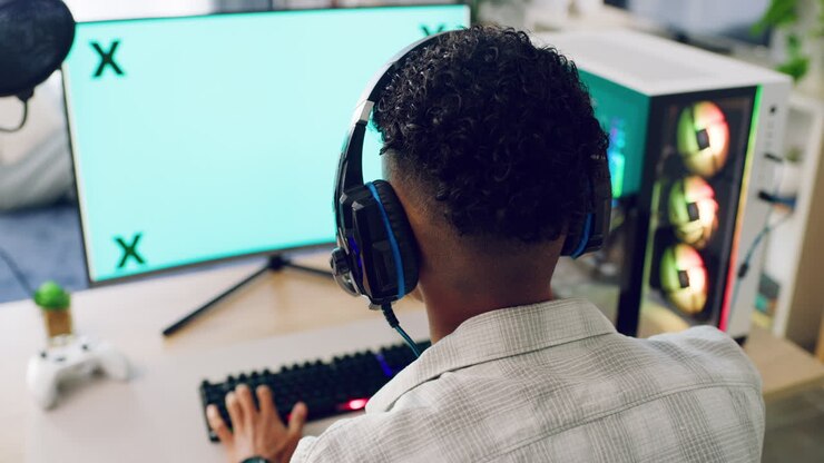 Un gamer che gioca a un videogioco al computer usando