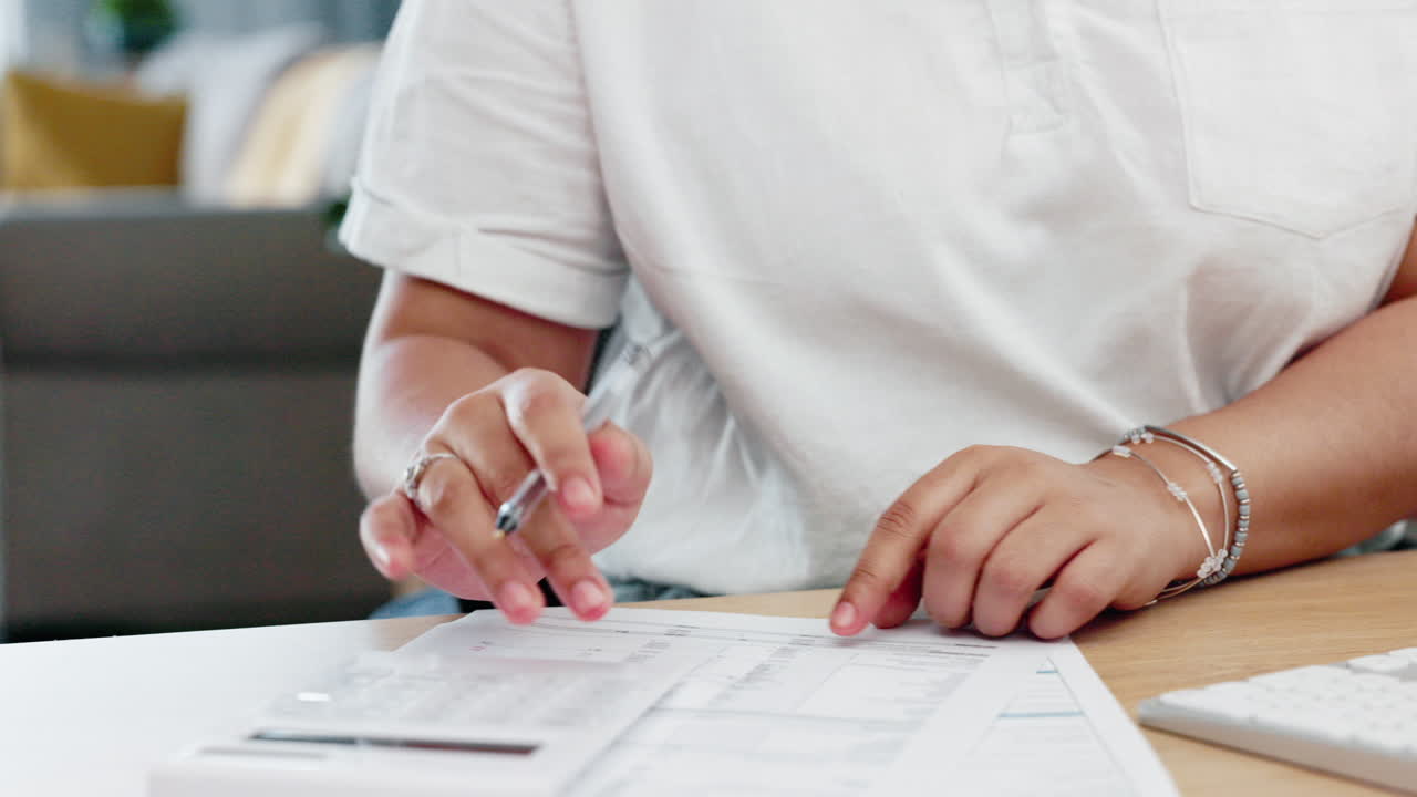 manos, calculadora y contador calculando