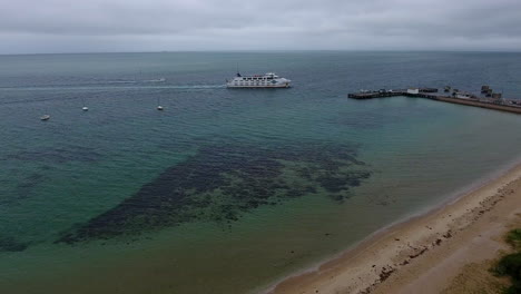 Fliegen-In-Der-Nähe-Der-Sorrento-Fähre