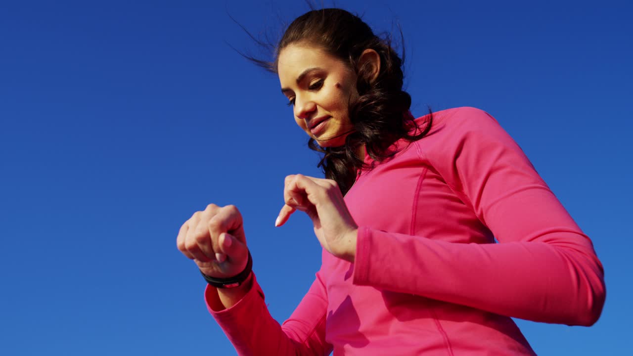 hispano caucásica mujer al aire libre haciendo estiramiento calentamiento