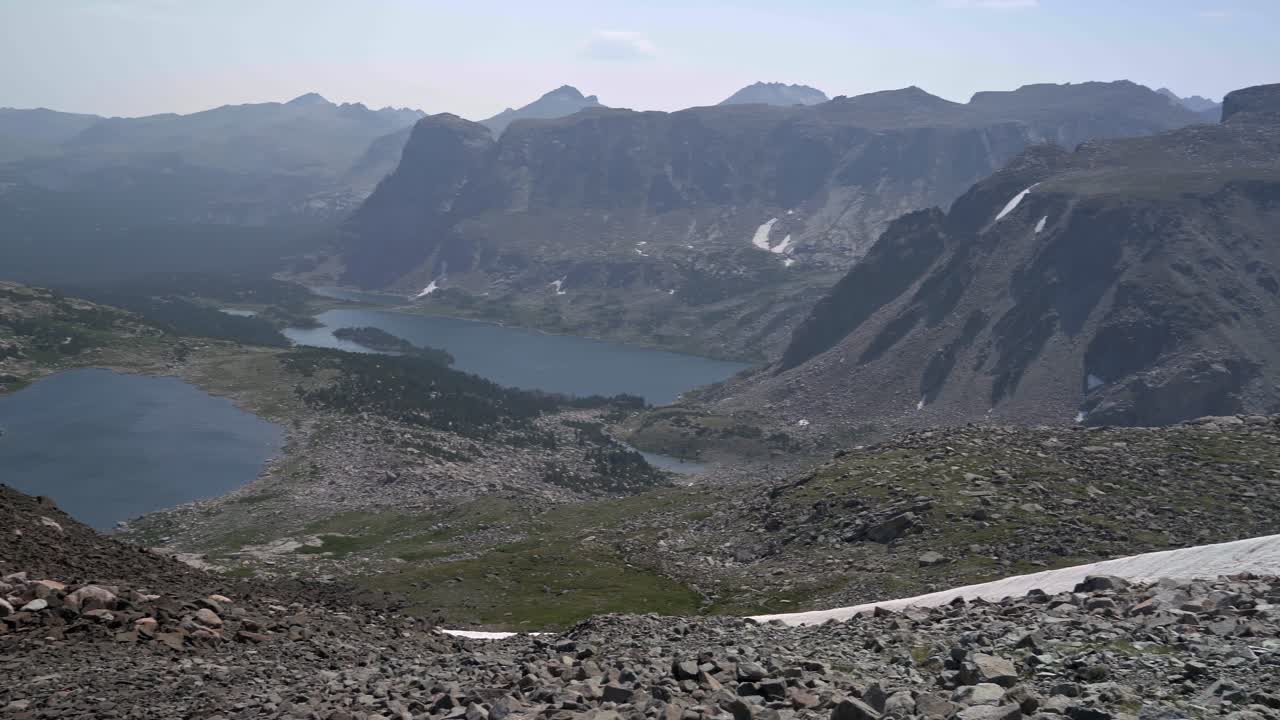 와이오밍의 윈드 리버 야생에서 와샤키 패스에서 눈 인 산꼭대기와 바위 지형의 멋진 풍경.
