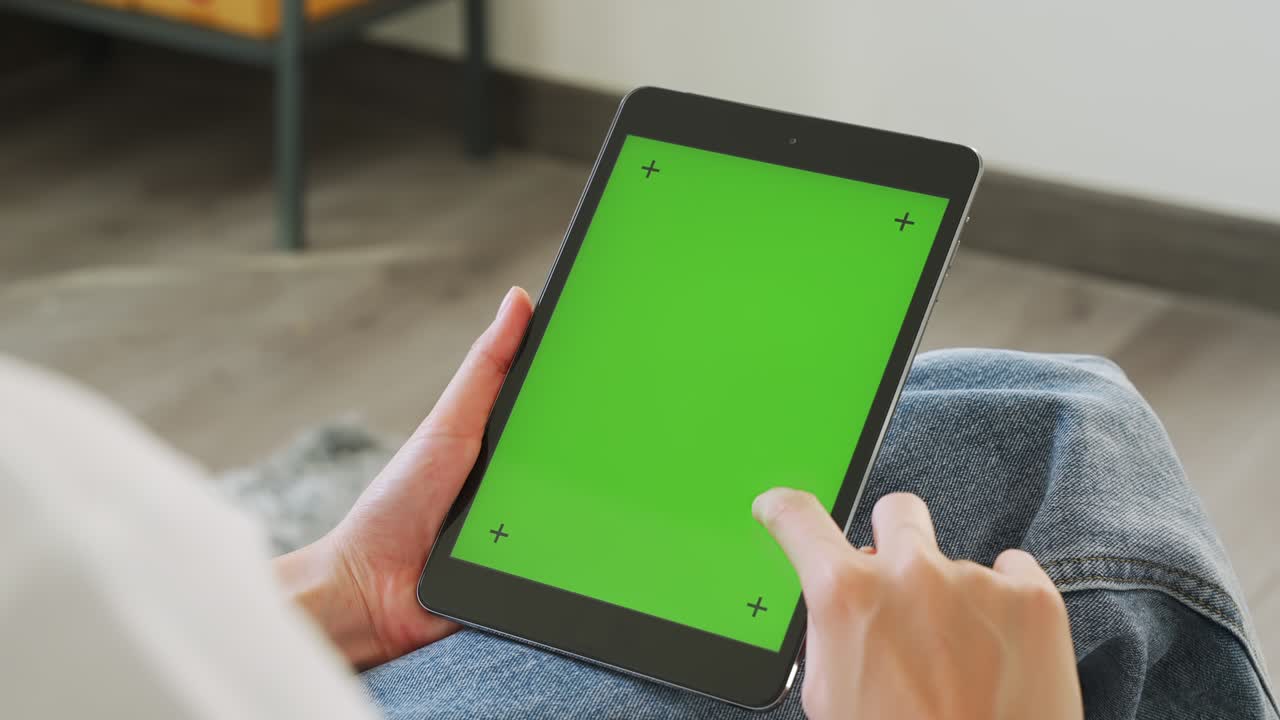 close up de mujer sosteniendo en las manos una tableta digital con pantalla verde para internet en línea, pantalla chromakey para publicidad.
