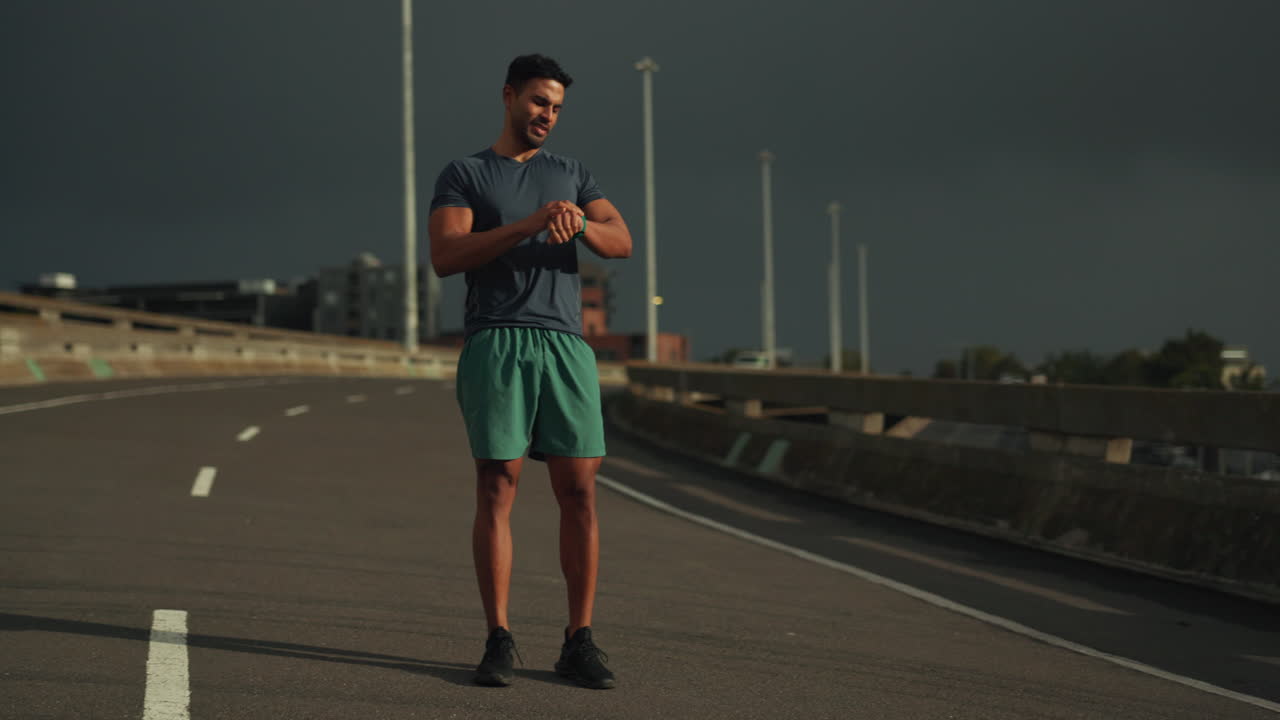 amanecer, fitness y el hombre en la calle de la ciudad