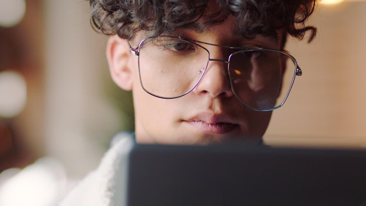 lectura, tableta digital y gafas de hombre nerd