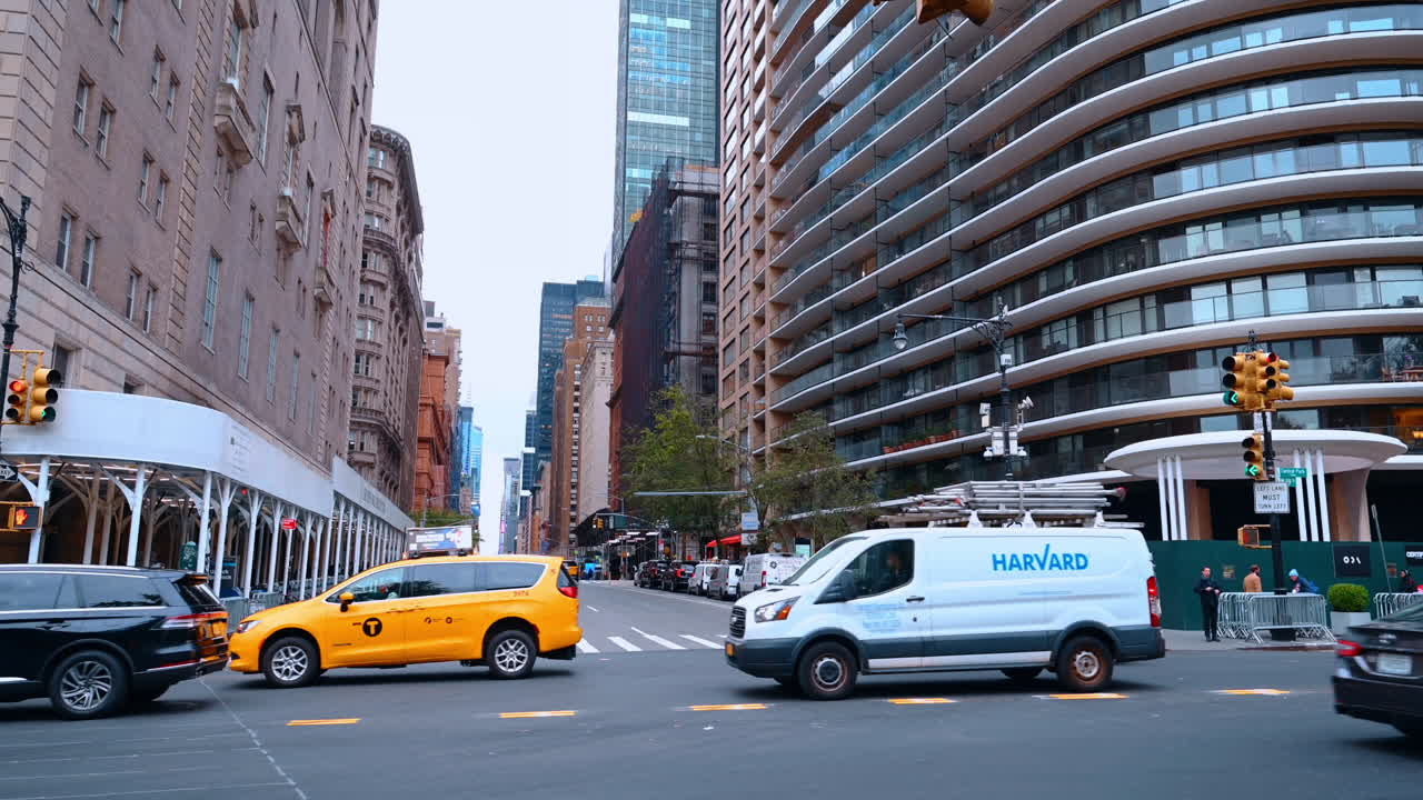 New York, USA, 2. december 2025: Hvid hestevogn kører langs gaden i New York, USA. Mange biler bevæger sig på vejene om dagen