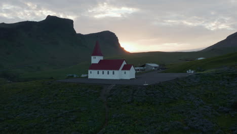 Vista-De-Drones-De-La-Iglesia-Myrdal-Del-Pueblo-De-Vik-En-Islandia.-Iglesia-Vik-En-Vik-I-Myrdal-Pueblo-Más-Al-Sur-De-Islandia