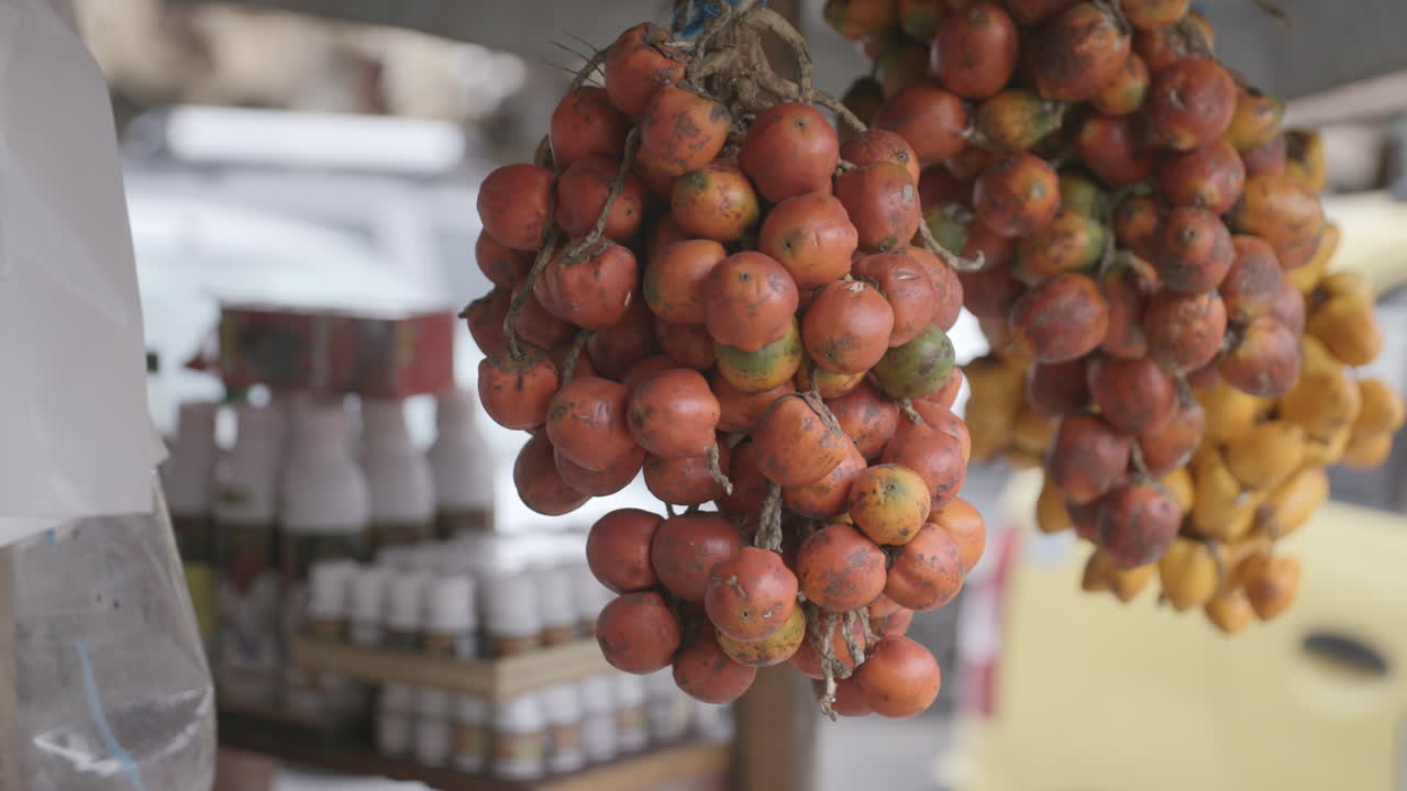 imágenes en cámara lenta en un mercado de un montón de tomates agrupados en un puesto de verduras