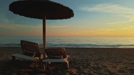 Bucle-Cinematográfico-De-Sombrilla-Y-Sillas-En-La-Playa-Al-Atardecer.