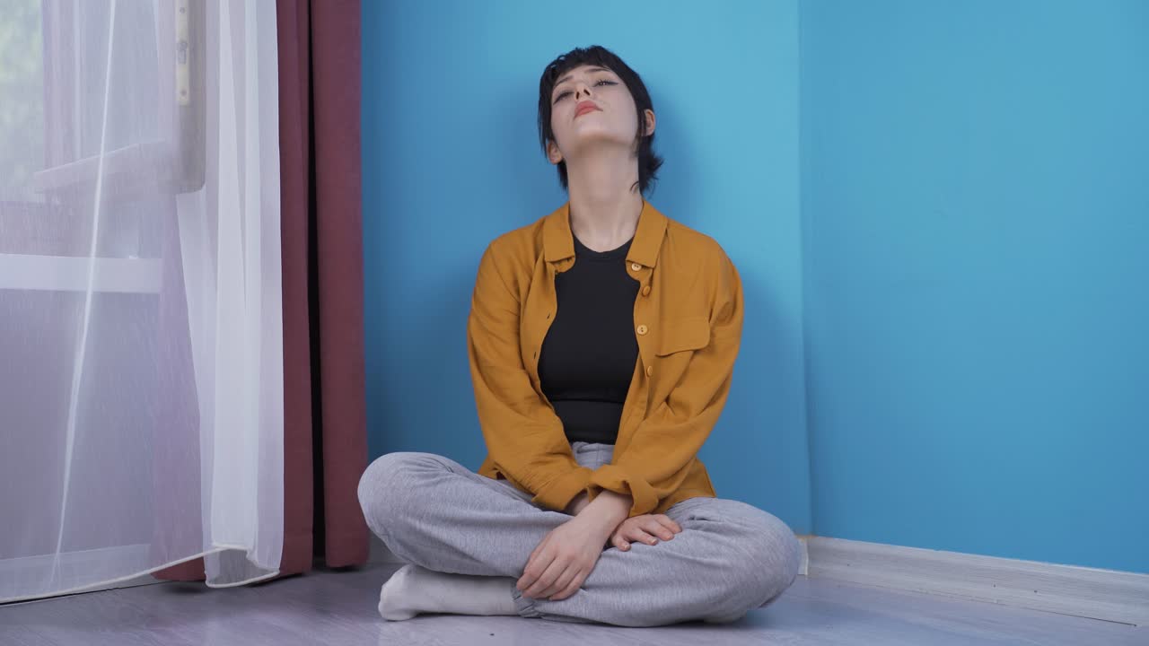 estresante y tenso sentado junto a la pared.